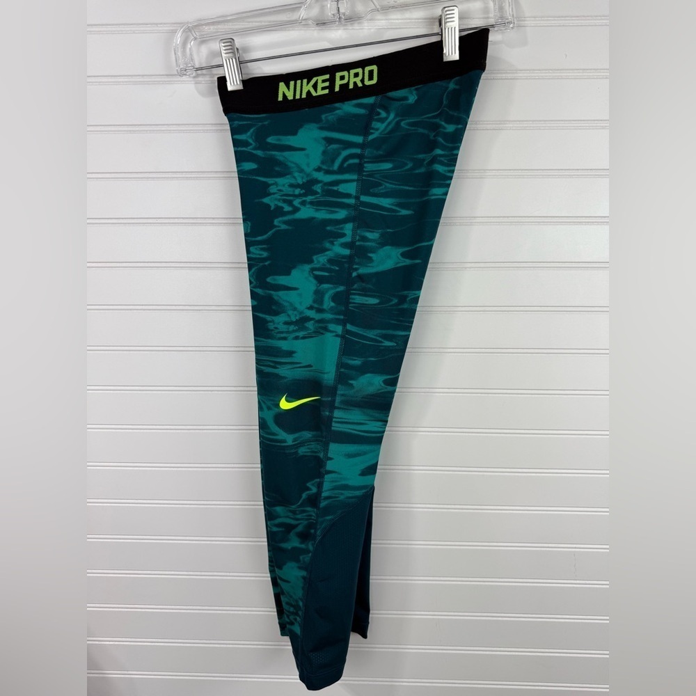 Nike Pro women’s blue & green Dri Fit cropped leggings. Size XS.